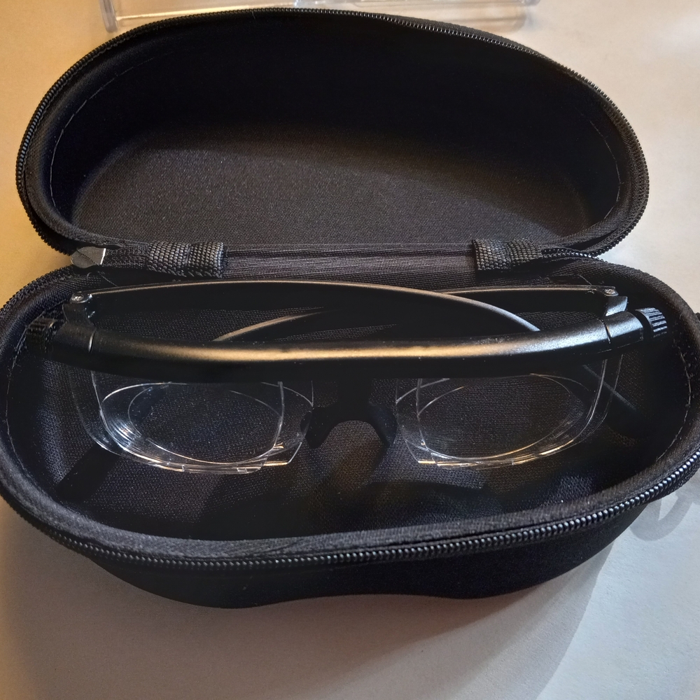 Futuristic Black Smart Glasses with Augmented Reality - Picture 1 of 5